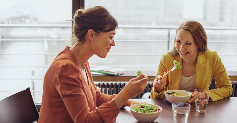 Sachbezugswerte für 2026:  Zwei Frauen beim Essen