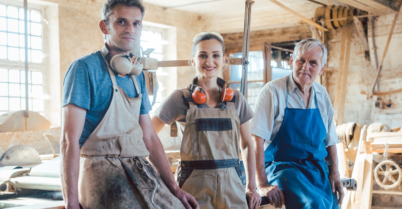 Online-Seminar „GenZ und Babyboomer“: Ein junger Mann, eine junge Frau und ein älterer Mann im Handwerksbetrieb Online-Seminar „GenZ und Babyboomer“: Ein junger Mann, eine junge Frau und ein älterer Mann im Handwerksbetrieb