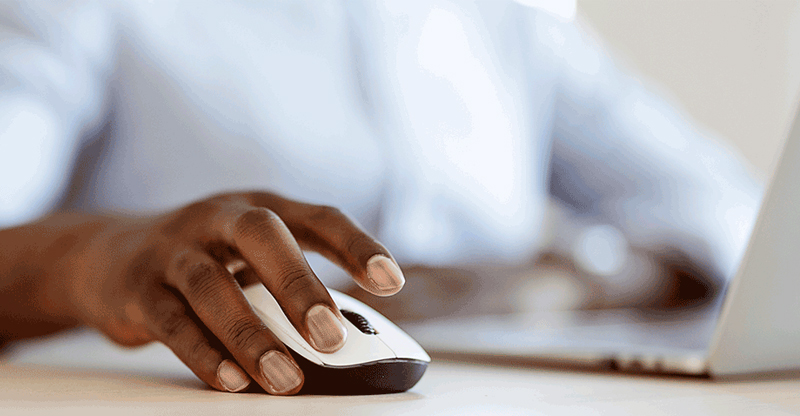 SV-E-Paper der AOK: Nahansicht einer Hand, die eine Computermaus führt.