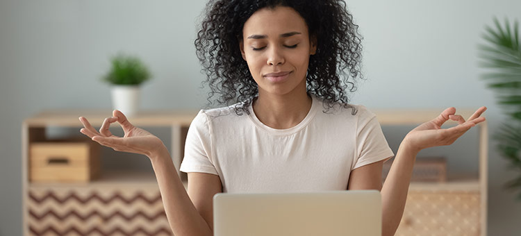 Die Aktionswoche der Offensive Psychische Gesundheit findet online statt. Eine Frau sitzt entspannt am Computer.