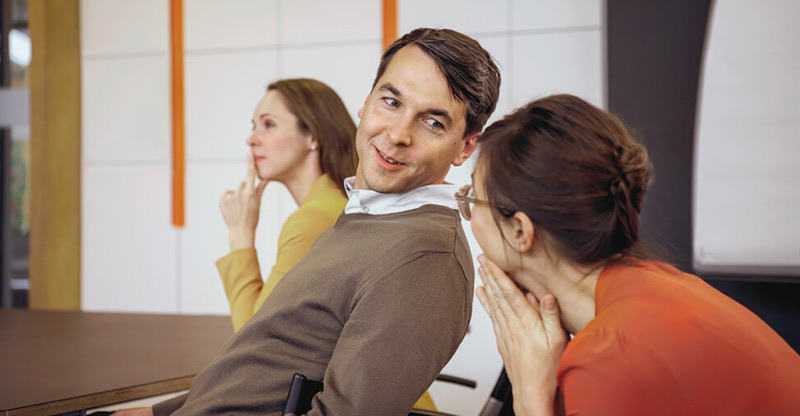 Einsamkeit: Drei Personen sind sichtbar aus unterschiedlichen Perspektiven. Zwei der Personen sind miteinander im Gespräch und einander zugewandt. Die dritte Person ist weiter hinten sichtbar, sie ist mit niemandem im Gespräch.