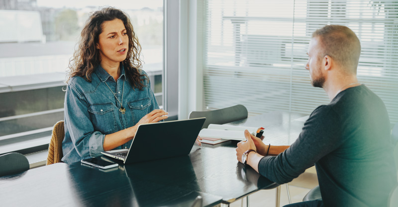 Cannabis am Arbeitsplatz: Zwei Personen sind in einem Personalgespräch