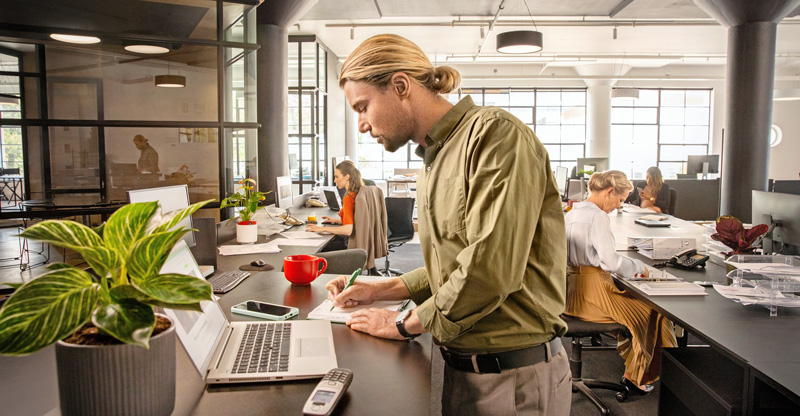 Fälligkeitstermine in der Sozialversicherung 2026: Mann im Büro.