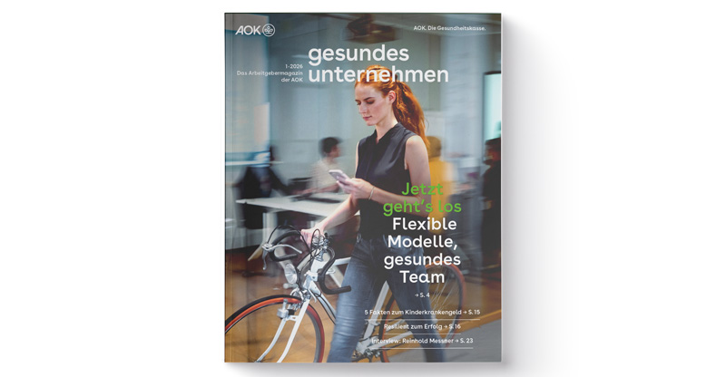 gesundes unternehmen Ausgabe 1-2026: Junge Frau im Büro schaut auf ihr Smartphone während sie ihr Rennrad schiebt gesundes unternehmen Ausgabe 1-2026: Junge Frau im Büro schaut auf ihr Smartphone während sie ihr Rennrad schiebt