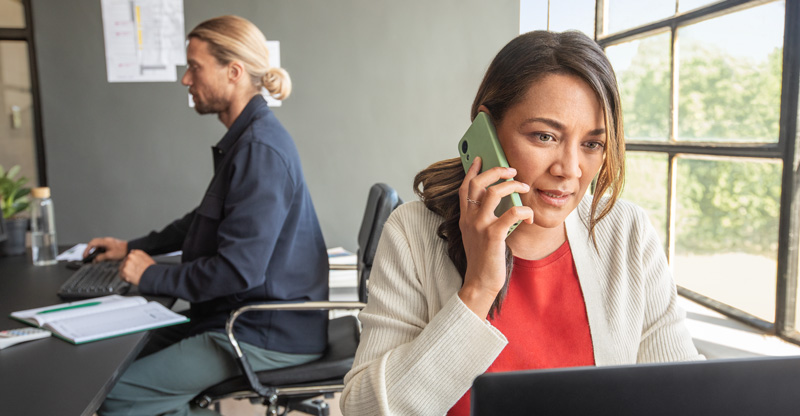 AOK-Gehaltsrechner 2026: Menschen im Büro