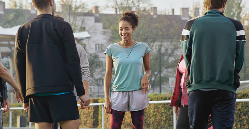 BGF und Nudging für Azubis: Junge Menschen beim Outdoor-Training auf einem Sportplatz