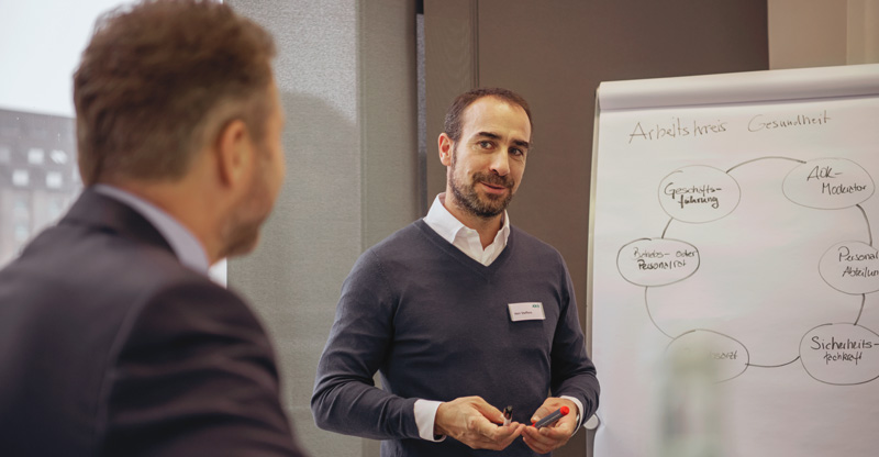 Online-Seminare: Zwei Männer mit einem Flipchart