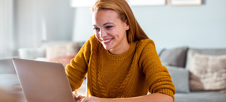 Jeder Zweite arbeitete im Februar zeitweise von zu Hause. Eine Frau arbeitet in ihrer Wohnung am Computer.