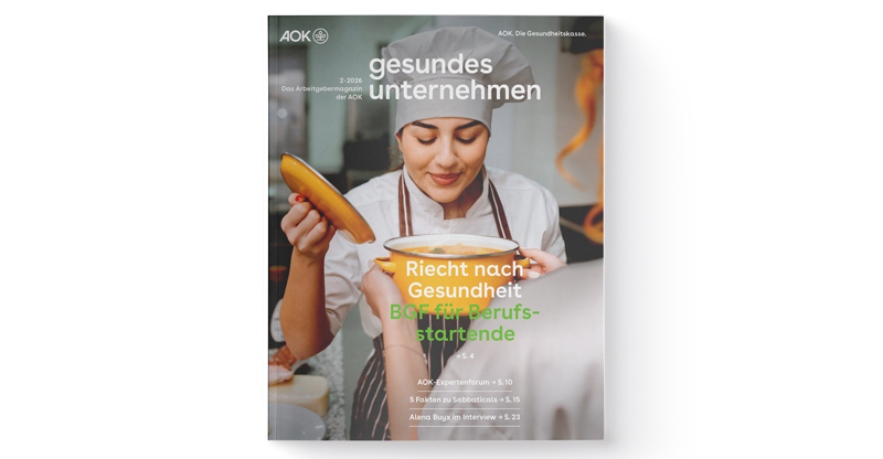 gesundes unternehmen Ausgabe 2-2026: Junge Frau riecht genussvoll an einem Suppengericht gesundes unternehmen Ausgabe 2-2026: Junge Frau riecht genussvoll an einem Suppengericht
