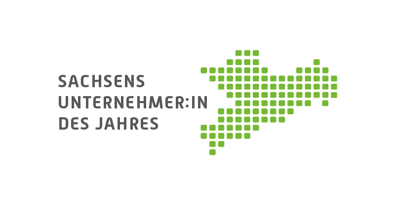 Schriftzug Sachsens Unternehmer:In des Jahres und kleine, grüne Kacheln in Form des Bundeslandes Sachsen
