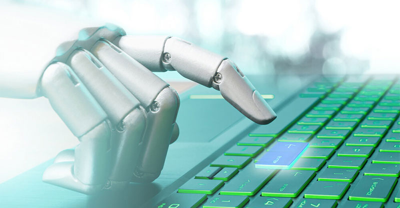 Chatbot im Portal: Eine Roboterhand, die auf eine Tastatur tippt.