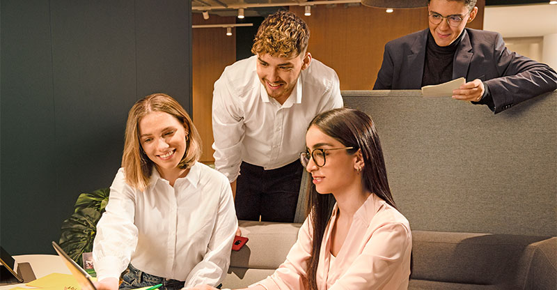 Studierende beschäftigen: Junge Menschen in einem Büro