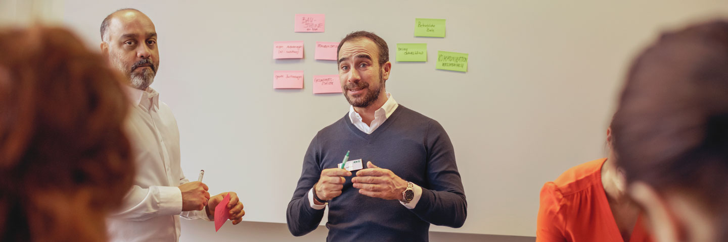 Workshopszene in der Mitarbeitende diskutieren