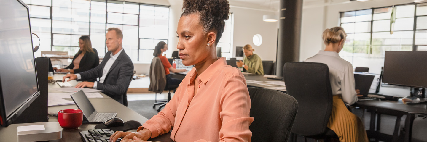 Arbeitssituation mit Menschen in Großraumbüro