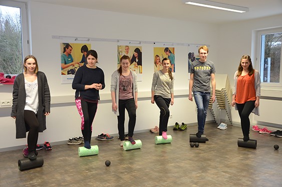 Azubis beim Bewegungstraining Azubis beim Bewegungstraining