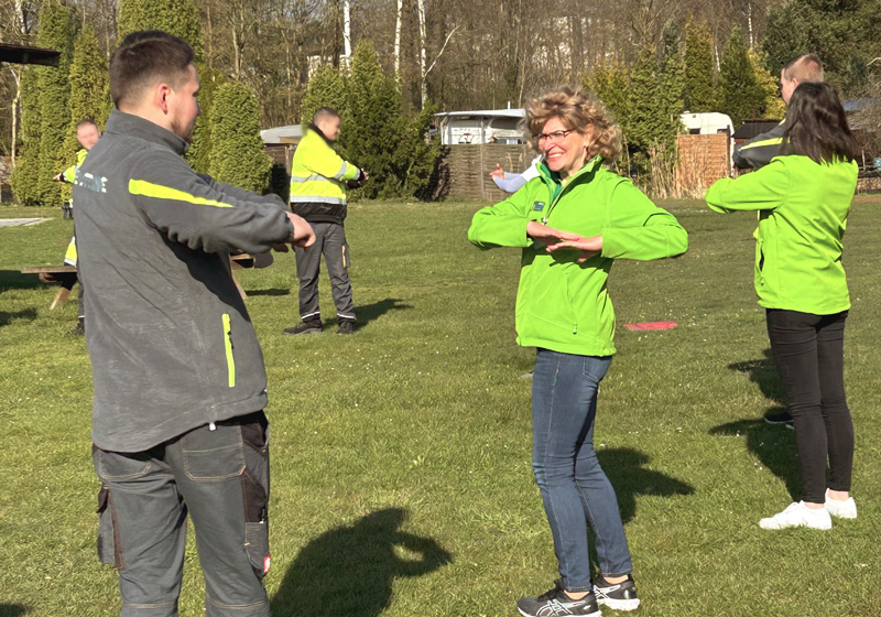 Beim Modul „Bewegung und Ergonomie“ zeigt die AOK-Expertin den teilnehmenden Azubis von BUTTING Lockerungs- und Stärkungsübungen.