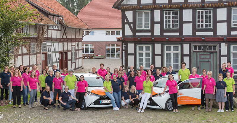 Das Team von Krank und Klein Teambild mit allen Mitarbeiterinnen und Mitarbeitern