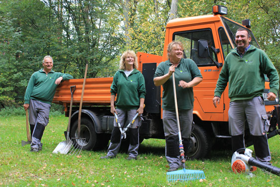 Mitarbeiter bei der Gartenpflege