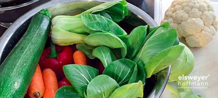 Gesunde Ernährung Schale mit frischem Gemüse