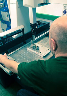 Produktionsmitarbeiter Mitarbeiter bedient technisches Gerät