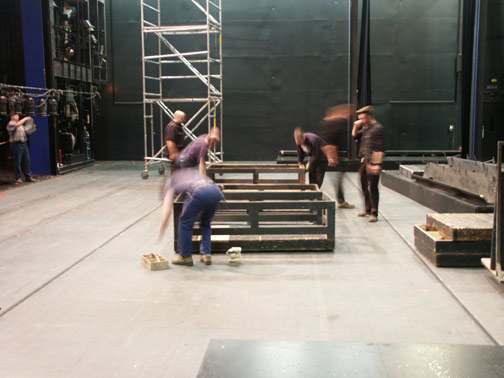 Mitarbeiter beim Bühnenaufbau