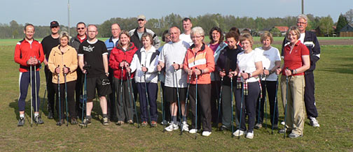 Mitarbeiter Gruppe von Mitarbeitern mit Nordic Walking-Stöcken