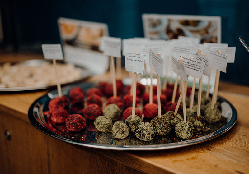 Gesundheitsprogramm der GECKO Group Ein rundes Tablett mit Fingerfood