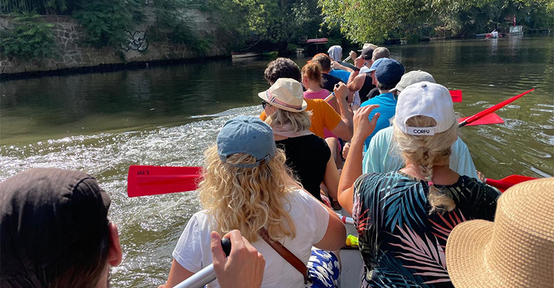 Oper Leipzig: Eine Gruppe von Personen fährt gemeinsam in einem Drachenboot Oper Leipzig: Eine Gruppe von Personen fährt gemeinsam in einem Drachenboot