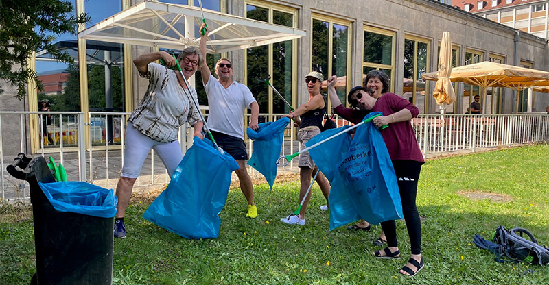 Oper Leipzig: Mehrere Personen sammeln gemeinsam Müll Oper Leipzig: Mehrere Personen sammeln gemeinsam Müll