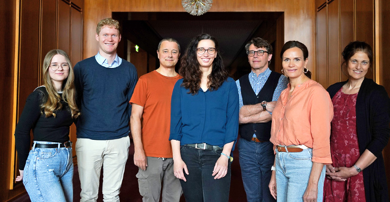 Oper Leipzig: Eine Gruppe aus vier Frauen und drei Männern, die in die Kamera lachen Oper Leipzig: Eine Gruppe aus vier Frauen und drei Männern, die in die Kamera lachen