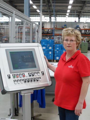 Mitarbeiterin Produktion Mitarbeiterin in der Produktion von Durable