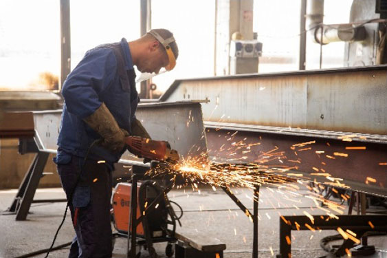 Produktionsmitarbeiter Mitarbeiter mit Schweißgerät