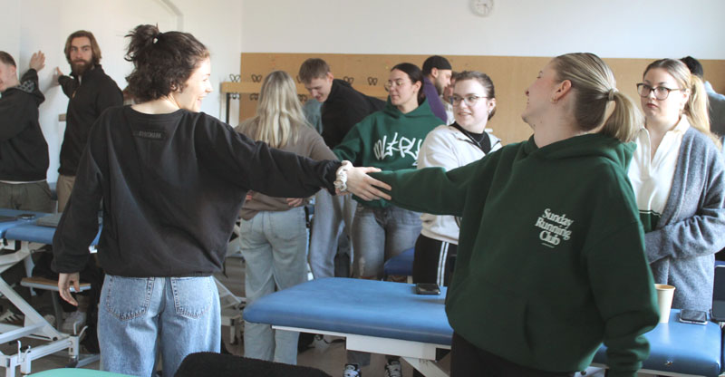 Praxisbeispiel Cellitinnen-Akademie St. Anna Bewegungspause Auszubildende führen Bewegungsübungen durch.