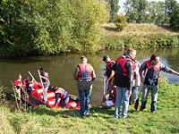 Mitarbeiter beim Bootfahren