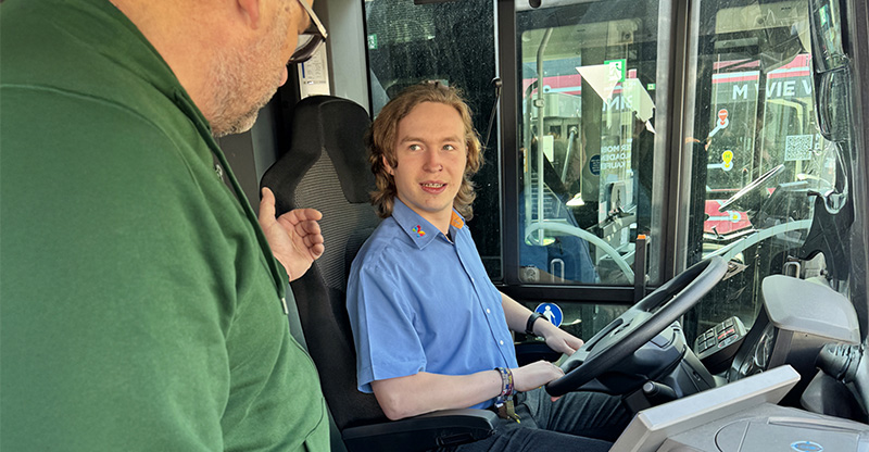 Mainzer Verkehrsbetriebe Zu sehen ist ein angehender Busfahrer am Steuer und ein Ausbilder