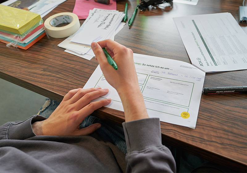 TST Career Starter: Eine Person füllt ein Arbeitsblatt aus