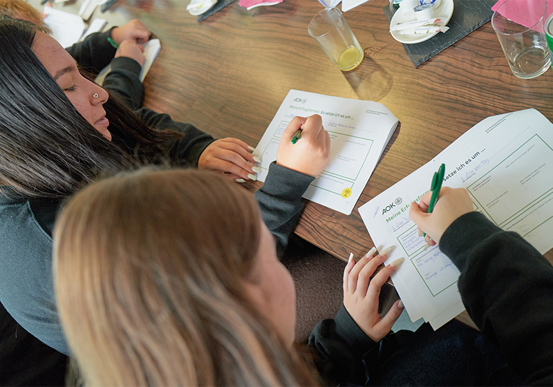 TST Career Starter: zwei junge Frauen füllen gemeinsam einen Fragebogen zum Workshop aus