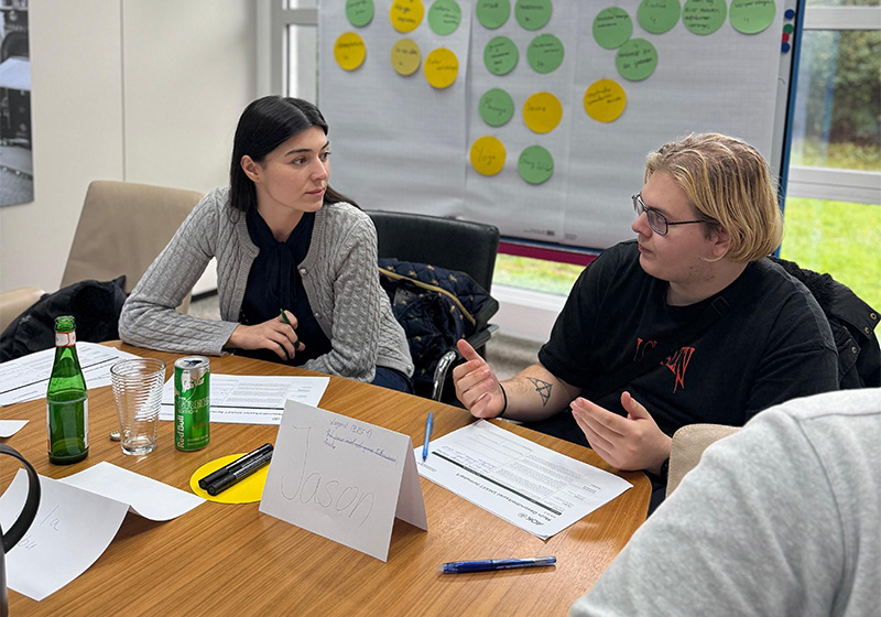 TST Career Starter: Zwei Personen sitzen vor einer Pinnwand mit Notizen