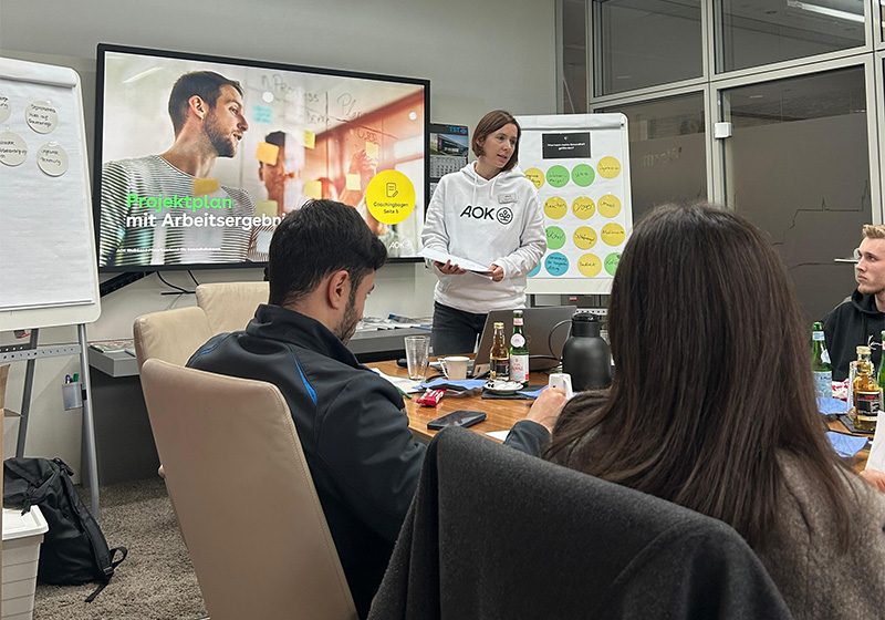 TST Career Starter: Eine Arbeitsgruppe aus Männern und Frauen nimmt an einem BGM-Workshop der AOK Rheinland-Pfalz/Saarland teil