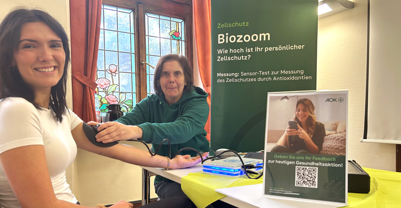 BDH-Klinik Vallendar: Zwei Frauen sitzen an einem Tisch. Die eine Frau führt eine medizinische Untersuchung bei der anderen Frau durch.