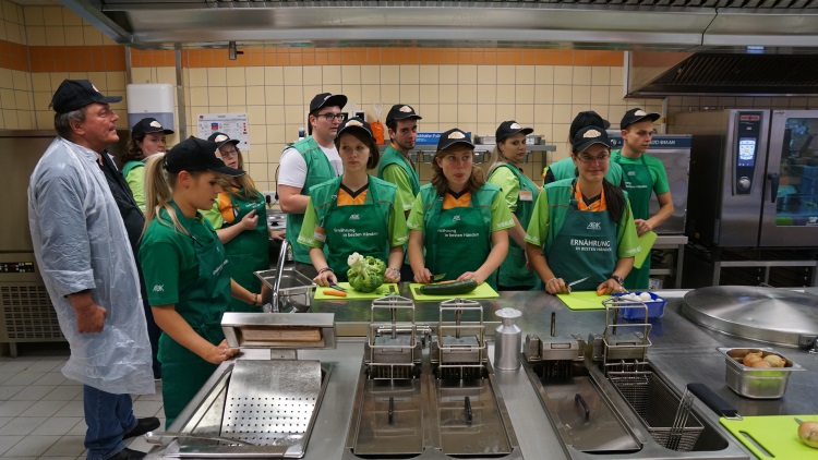 AOK Ernährungsberaterin Melanie Juchem zeigt Gesunde „after-work-Küche“