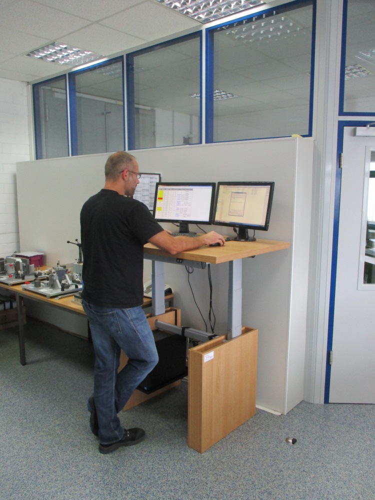 höhenverstellbarer Arbeitsplatz Qualitätssicherung Qualitätssicherung mit höhenverstellbarem Schreibtisch