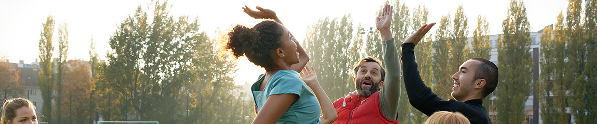 Mit der AOK haben Unternehmen einen starken Partner im Bereich Gesundheit an Ihrer Seite. Mehrere Menschen geben sich ein High five