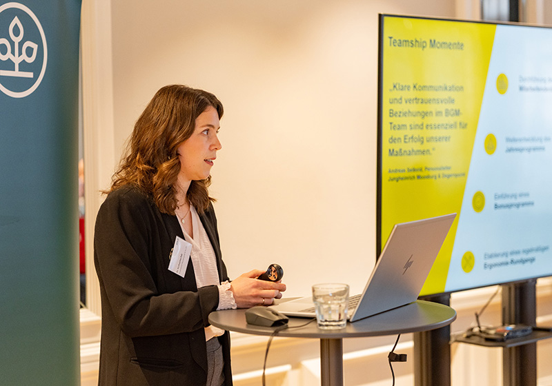 Dr. Katharina Feil, Jungheinrich Moosburg AG & Co. KG, hält einen Vortrag