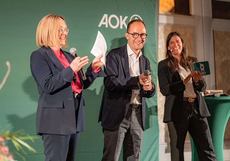 Die Vorstände der AOK Bayern halten eine Rede