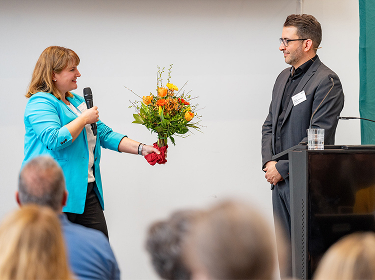 New Work Danksagung Blumen werden als Danksagung überreicht