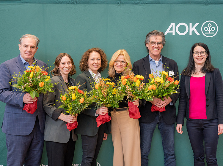 New Work Teilnehmer Personen mit überreichten Blumensträußen