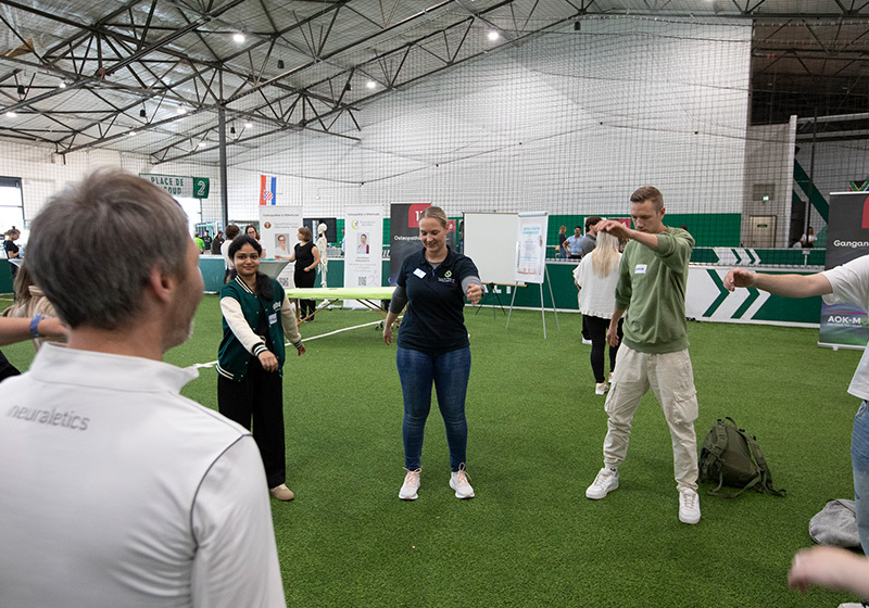 Gesundheitstag: Eine Gruppe steht im Kreis und macht ein Gruppentraining. Gesundheitstag: Eine Gruppe steht im Kreis und macht ein Gruppentraining.
