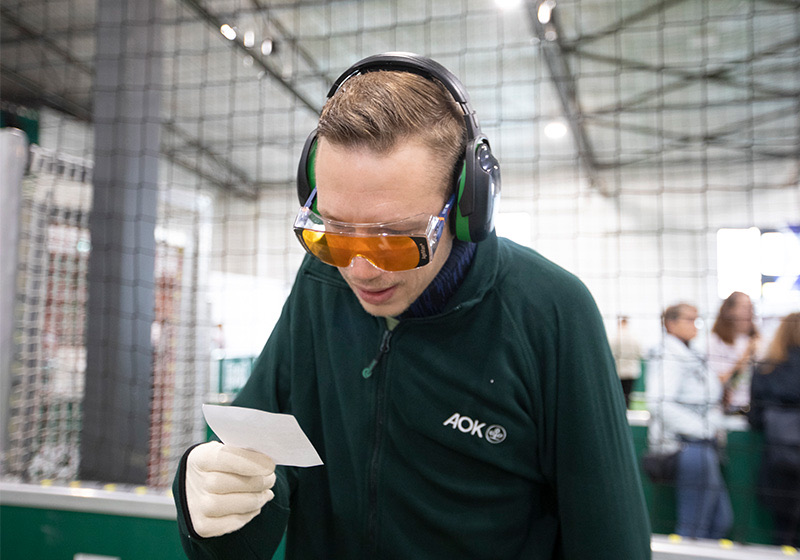 Gesundheitstag: Ein junger Mann trägt Kopfhörer, Handschuhe und eine Spezialbrille, um die Einschränkungen im Alter nachvollziehen zu können. Gesundheitstag: Ein junger Mann trägt Kopfhörer, Handschuhe und eine Spezialbrille, um die Einschränkungen im Alter nachvollziehen zu können.