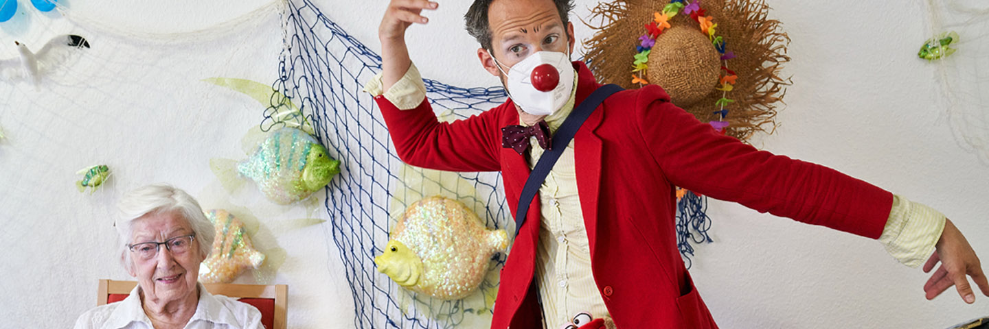 Humor in der Pflege – für die seelische Gesundheit: Ältere Dame und Clown